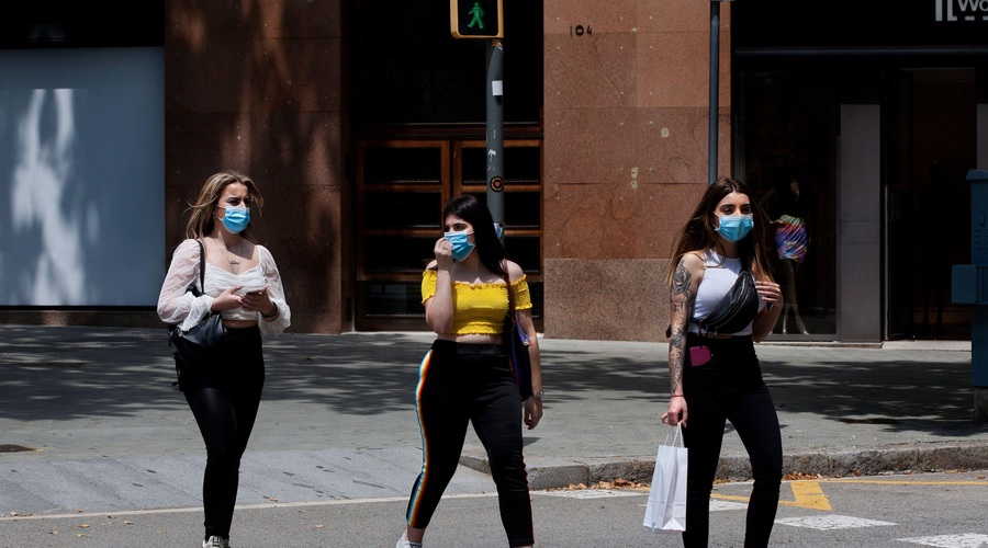 V Španiji zaščitne maske obvezne do učinkovitega zdravljenja ali cepiva (foto: Profimedia)