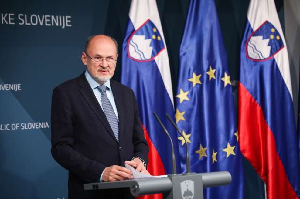 Od 15. junija dalje dovoljeno javno zbiranje do 500 oseb (foto: Anže Malovrh/STA)