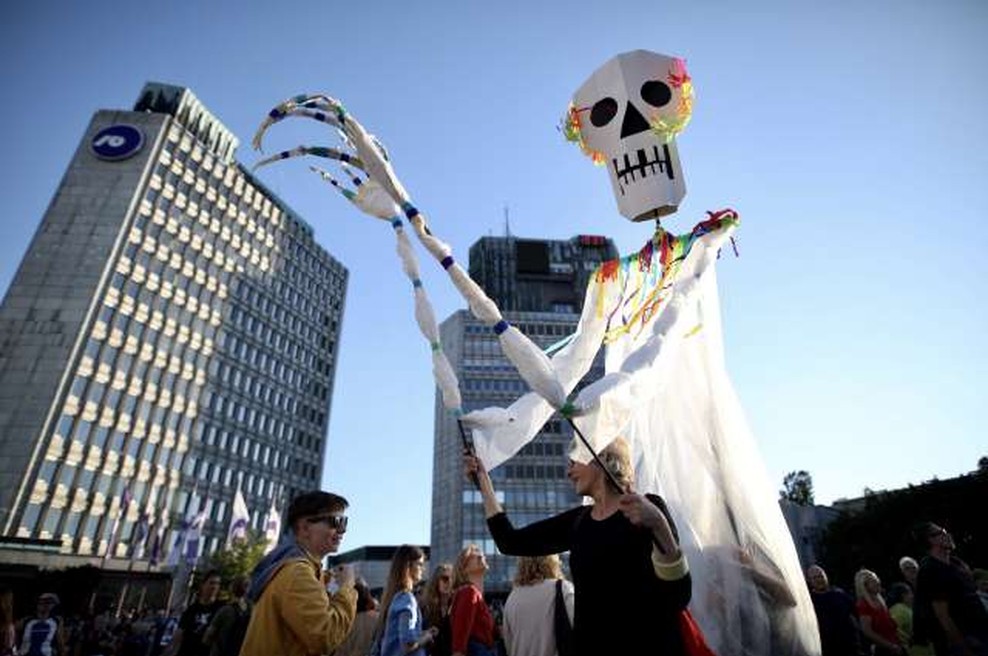 Protesti po Sloveniji ne pojenjajo, v Ljubljani tokrat sestopili s koles (foto: STA/Anže Malovrh)