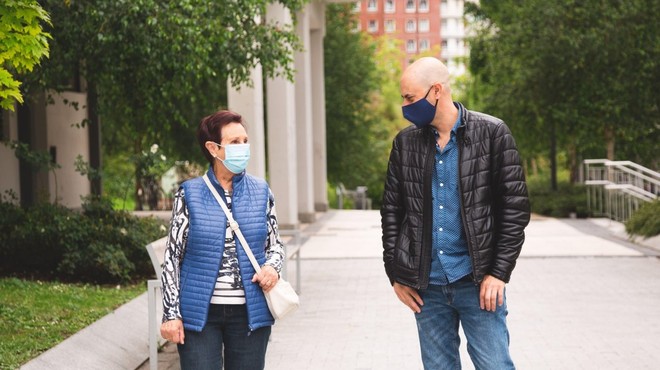 Obvezna uporaba maske je v Italiji in New Yorku občutno zmanjšala okužbe (foto: profimedia)