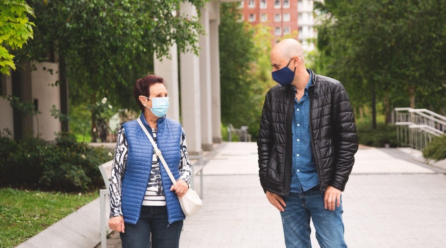 Obvezna uporaba maske je v Italiji in New Yorku občutno zmanjšala okužbe (foto: profimedia)