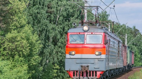 V Sloveniji se je ob polnoči znova sprostil mednarodni cestni in železniški promet