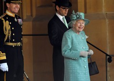 Rojstni dan kraljice Elizabete minil brez tradicionalne parade Pozdrav zastavi