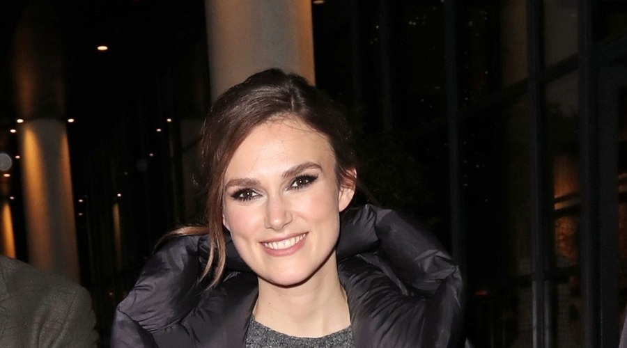Keira Knightley se je preselila pred televizijske kamere in prevzela vlogo duhovite strojepiske (foto: profimedia)