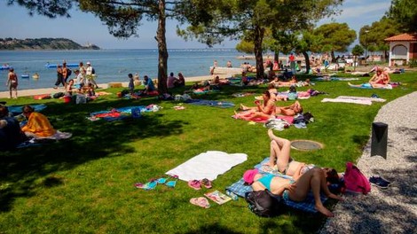 V Sloveniji uradno odprta kopalna sezona