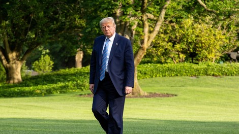 Rojstni dan Donalda Trumpa v znamenju zbadanj (in ugibanj, ali ga je kap)