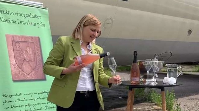Nova turistična ponudba v Sloveniji: Vinska degustacija v legendarnem letalu (foto: Visit Ravno polje)