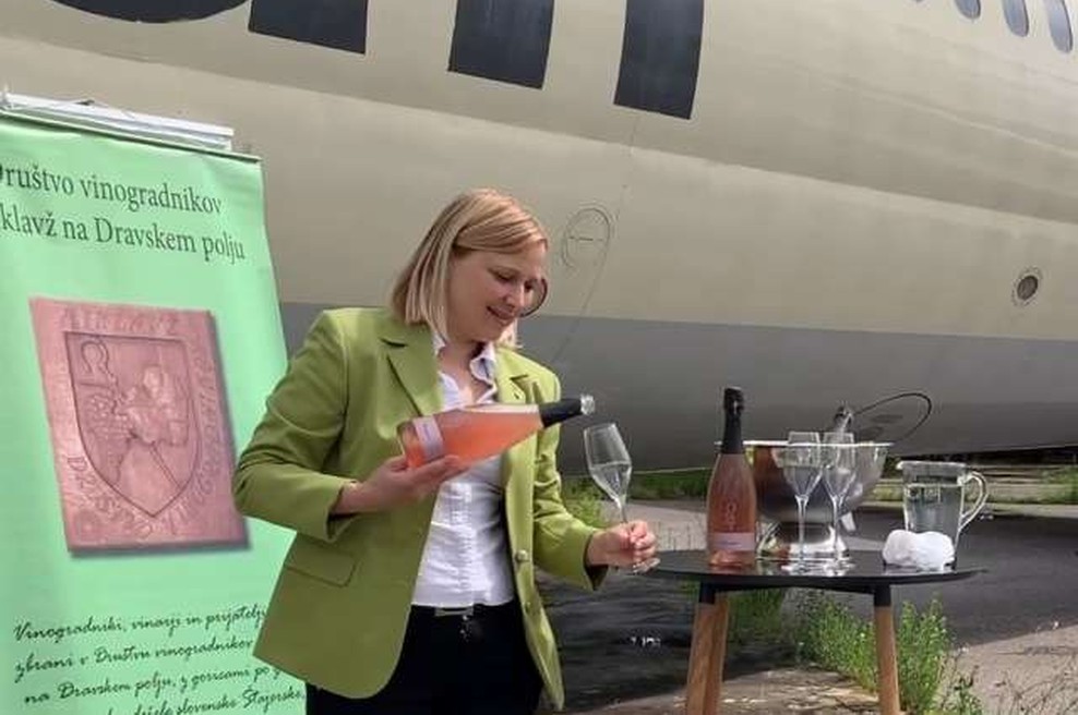 Nova turistična ponudba v Sloveniji: Vinska degustacija v legendarnem letalu (foto: Visit Ravno polje)