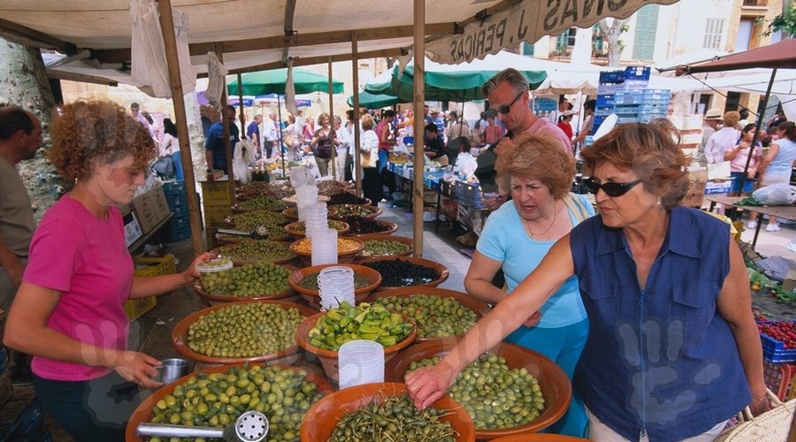 Na Majorki prve nemške turiste pozdravili z aplavzom (foto: Profimedia)