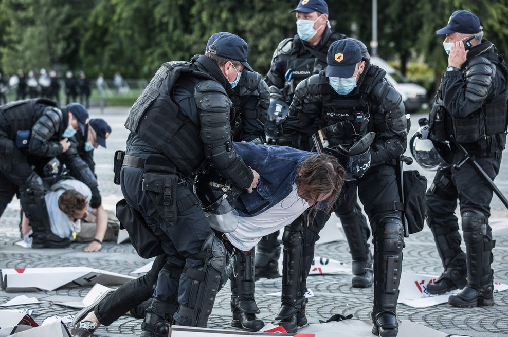 Trg republike v Ljubljani so tokrat povsem ogradili, a protestov niso preprečili (foto: profimedia)