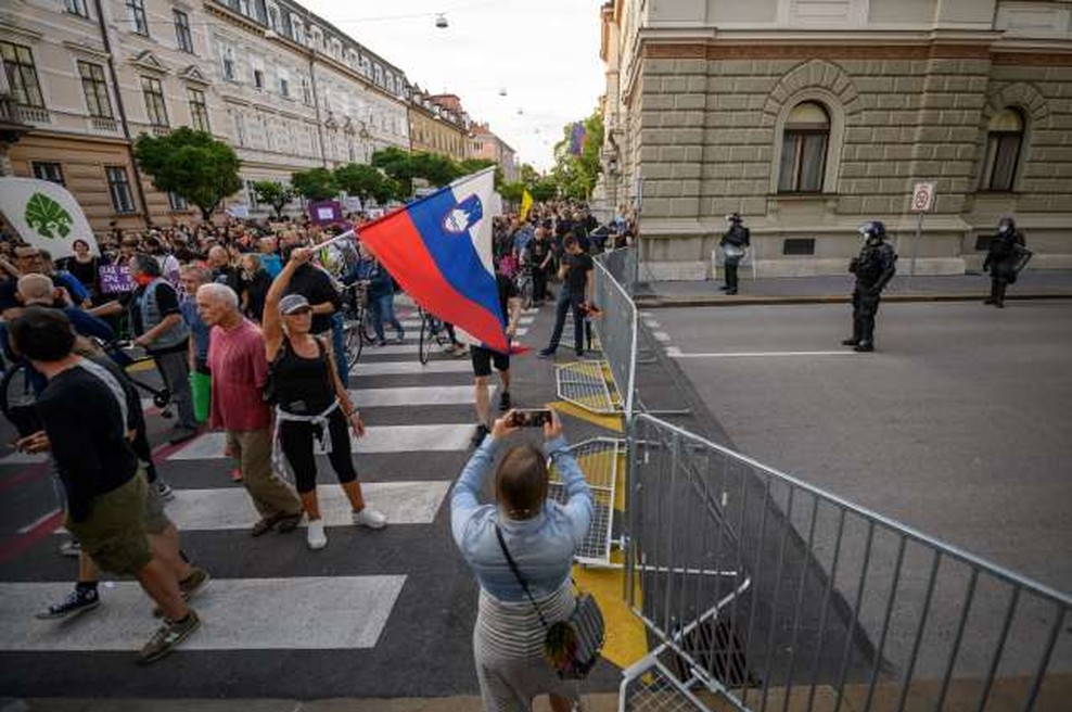 Policisti popisali 30 protestnikov, 'bralcem ustave' pa izdali plačilni nalog (foto: Nebojša Tejić/STA)