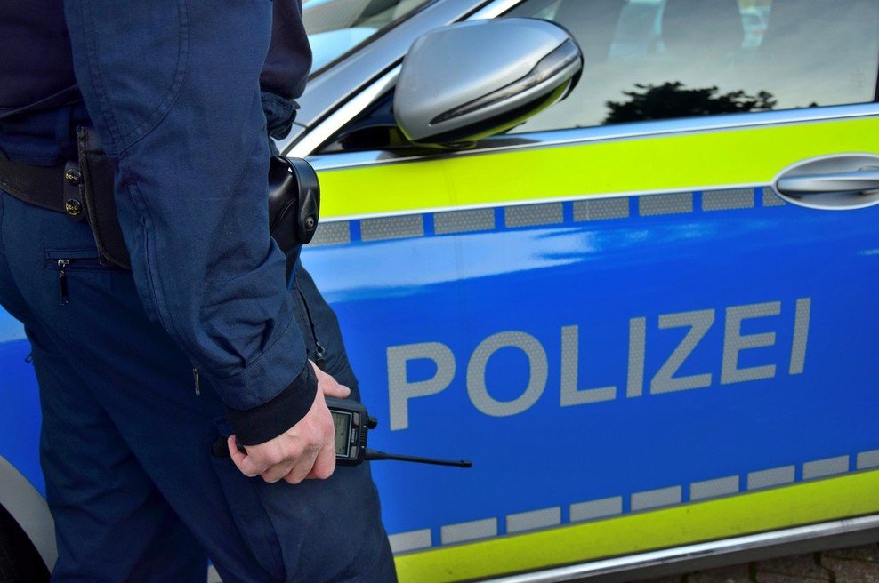 Divja noč v Stuttgartu: skupina izgrednikov napadla policiste in razbijala izložbe (foto: profimedia)