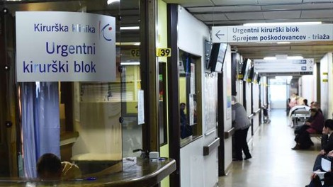 V čakalnici urgence med vikendom bolnik s covidom-19. V nedeljo odkrili en nov primer okužbe.