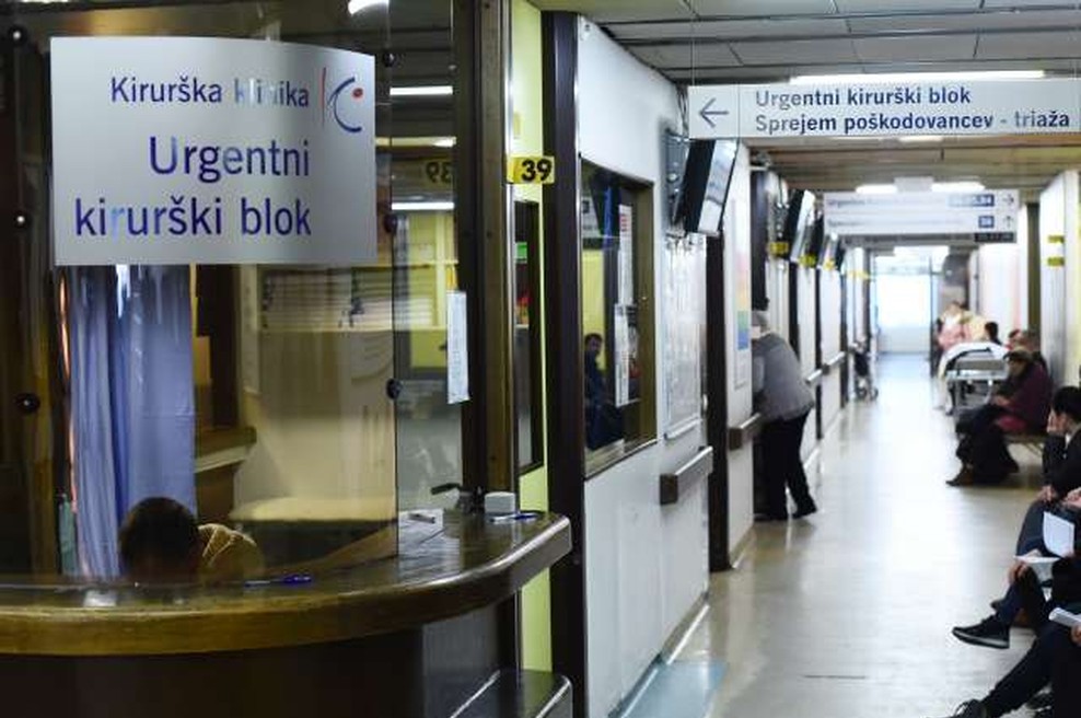V čakalnici urgence med vikendom bolnik s covidom-19. V nedeljo odkrili en nov primer okužbe. (foto: Tamino Petelinšek/STA)