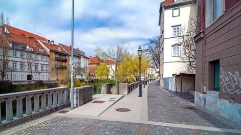 Večina Slovencev verjame, da se bo zgodil drugi val okužb s koronavirusom