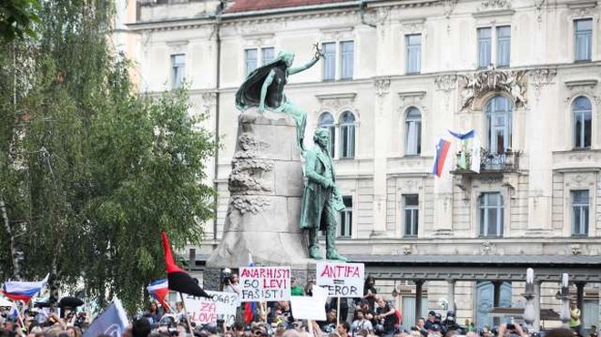 Več tisoč ljudi zapolnilo Prešernov trg na alternativni proslavi ob dnevu državnosti (foto: Anže Malovrh/STA)