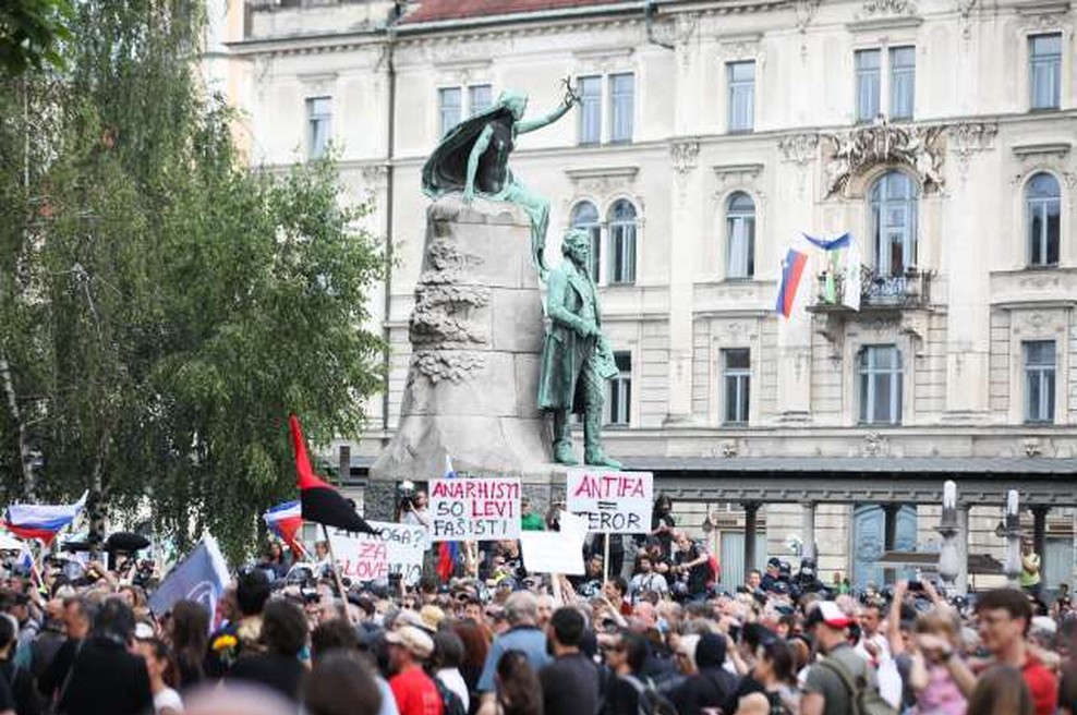 Več tisoč ljudi zapolnilo Prešernov trg na alternativni proslavi ob dnevu državnosti (foto: Anže Malovrh/STA)