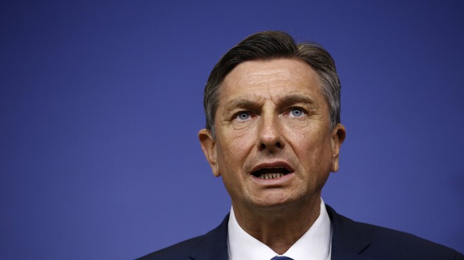 Borut Pahor udaril po mizi? Odstavil je vrsto veleposlanikov (foto: Shutterstock)