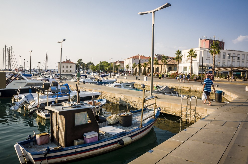 V Kopru okuženi trije dijaki, še 13 oseb v karanteni (foto: Shutterstock)
