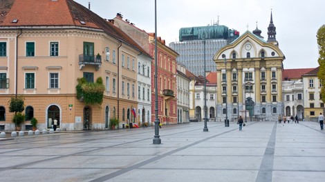 Razdvojenost pred praznikom: odpovedi prisotnosti na državni proslavi in alternativna praznovanja