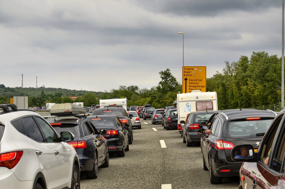Pred nami so praznik, začetek počitnic in prvi večji prometni zastoji (foto: Shutterstock)