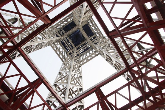 Po 104 dneh V Parizu ponovno odprli Eifflov stolp