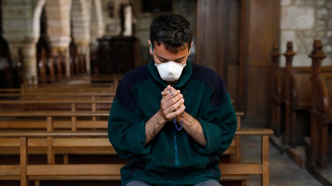 Tudi v cerkvah obvezne zaščitne maske, so odločili škofje (foto: profimedia)