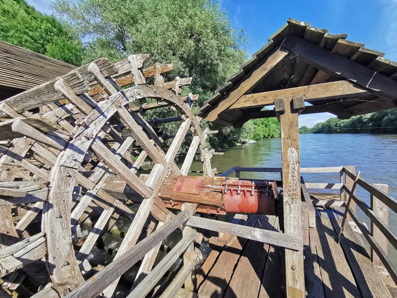 Otok ljubezni in plavajoč mlin na Muri