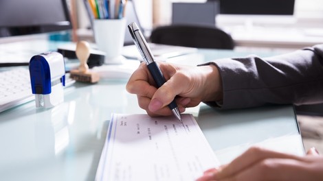 V Srbiji cvete nov posel: ponarejanje in prodaja lažnih negativnih testov