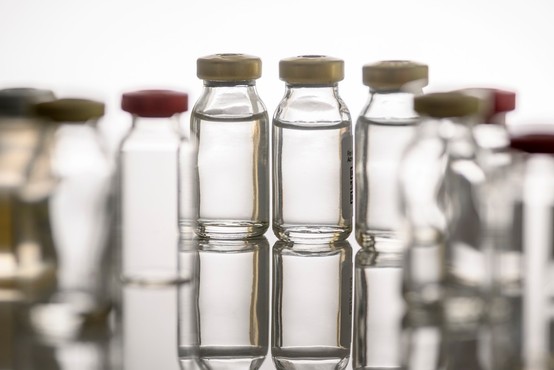 Svet je pred izzivom: kako proizvesti in distribuirati milijardo cepiv hkrati?