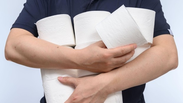 
                            Ob novem izbruhu koronavirusa so v Avstraliji omejili nakup toaletnega papirja (foto: profimedia)