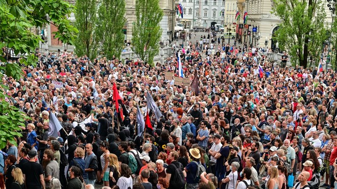 Protestniki so se tokrat zbrali na Prešernovem trgu, čeprav Trg republike ni bil ograjen (foto: profimedia)