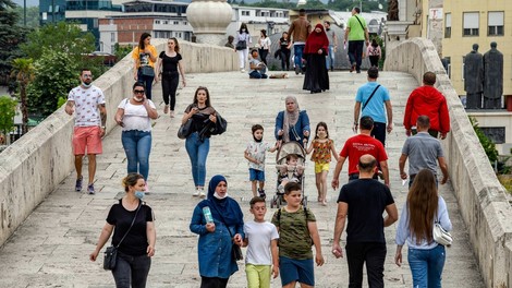 Koronavirus razsaja po Balkanu, število okuženih hitro raste