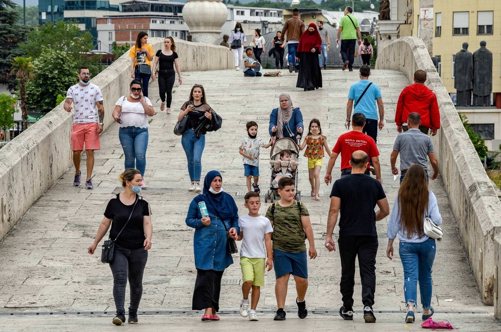 Koronavirus razsaja po Balkanu, število okuženih hitro raste (foto: profimedia)