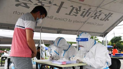 Kitajci zaradi novih okužb zaprli okraj Anxin, ki oskrbuje Peking s sadjem in zelenjavo