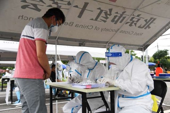 Kitajci zaradi novih okužb zaprli okraj Anxin, ki oskrbuje Peking s sadjem in zelenjavo