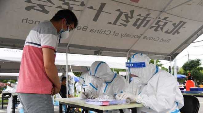 Kitajci zaradi novih okužb zaprli okraj Anxin, ki oskrbuje Peking s sadjem in zelenjavo (foto: STA)