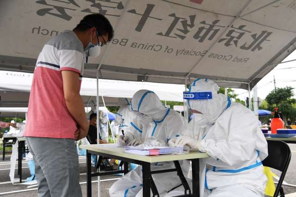 Kitajci zaradi novih okužb zaprli okraj Anxin, ki oskrbuje Peking s sadjem in zelenjavo (foto: STA)