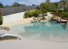 Hit poletja: So to Maldivi ali peščeni bazen za domačo hišo?