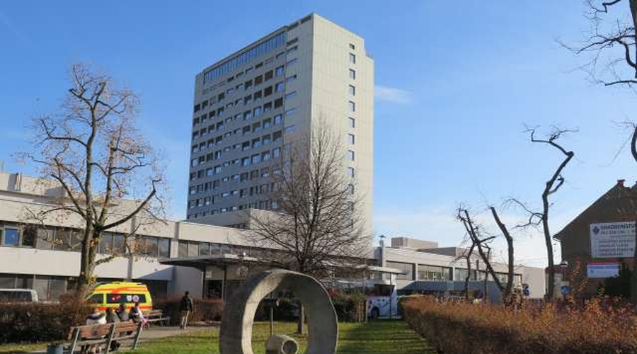 Trije zdravniki z mariborske urgence okuženi s koronavirusom (foto: STA)