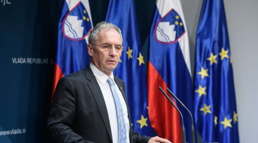 Hojs tudi po pogovoru s premierjem Janšo ostaja notranji minister (foto: STA)