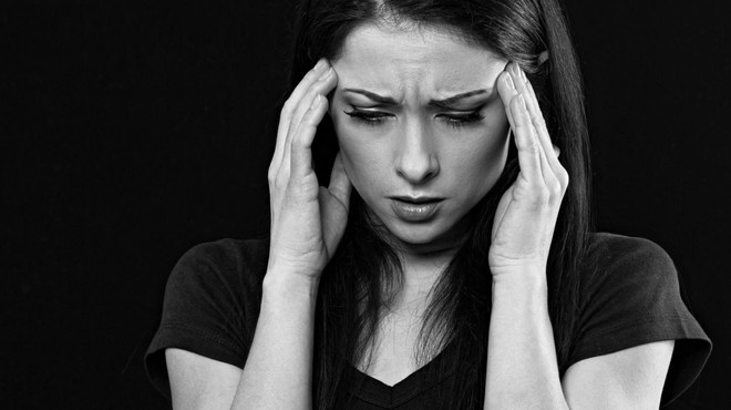 Glavobol bi lahko postal ključni simptom za predikcijo poteka covida-19 (foto: profimedia)