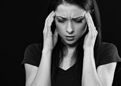 Glavobol bi lahko postal ključni simptom za predikcijo poteka covida-19