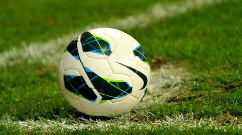 Nogometna tekma prekinjena zaradi nespoštovanja osebne razdalje