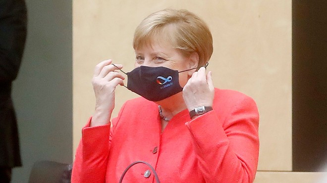 Nemška kanclerka Angela Merkel prvič v javnosti z masko (foto: Profimedia)