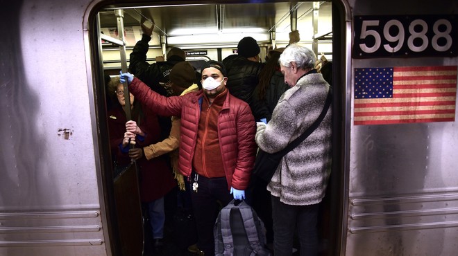 Zadnji dnevi v ZDA najslabši od izbruha pandemije. Beležijo rekordno število okužb. (foto: Shutterstock)