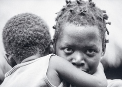 Trnova pot Rozmanov do starševske sreče: posvojitev dvojčkov iz Gvineje Biassauo