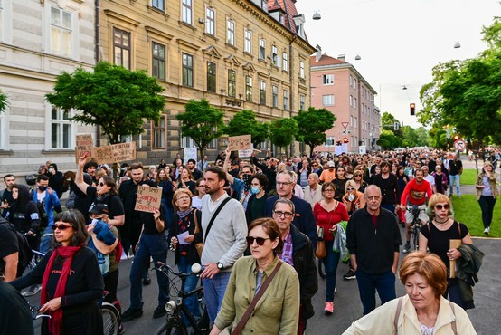 V Ljubljani so na protestu stališča razgrnili tako nasprotniki kot podporniki vlade