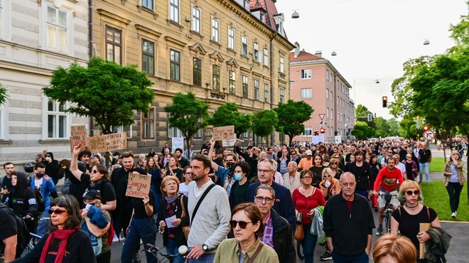 V Ljubljani so na protestu stališča razgrnili tako nasprotniki kot podporniki vlade (foto: profimedia)