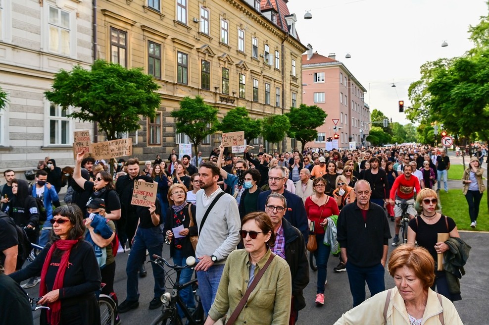 V Ljubljani so na protestu stališča razgrnili tako nasprotniki kot podporniki vlade (foto: profimedia)